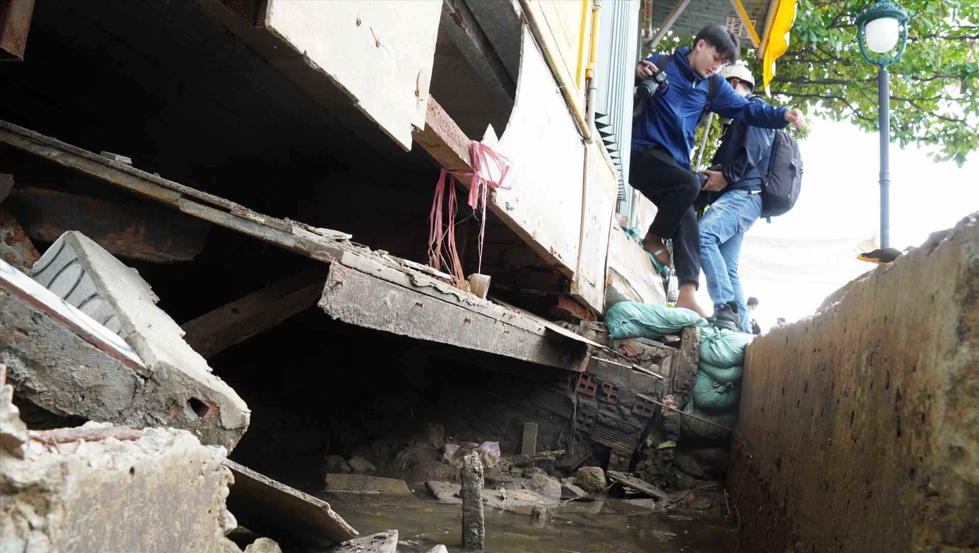 A house on the bank of Thanh Da canal (HCMC) subsided. Photo: Nhu Quynh