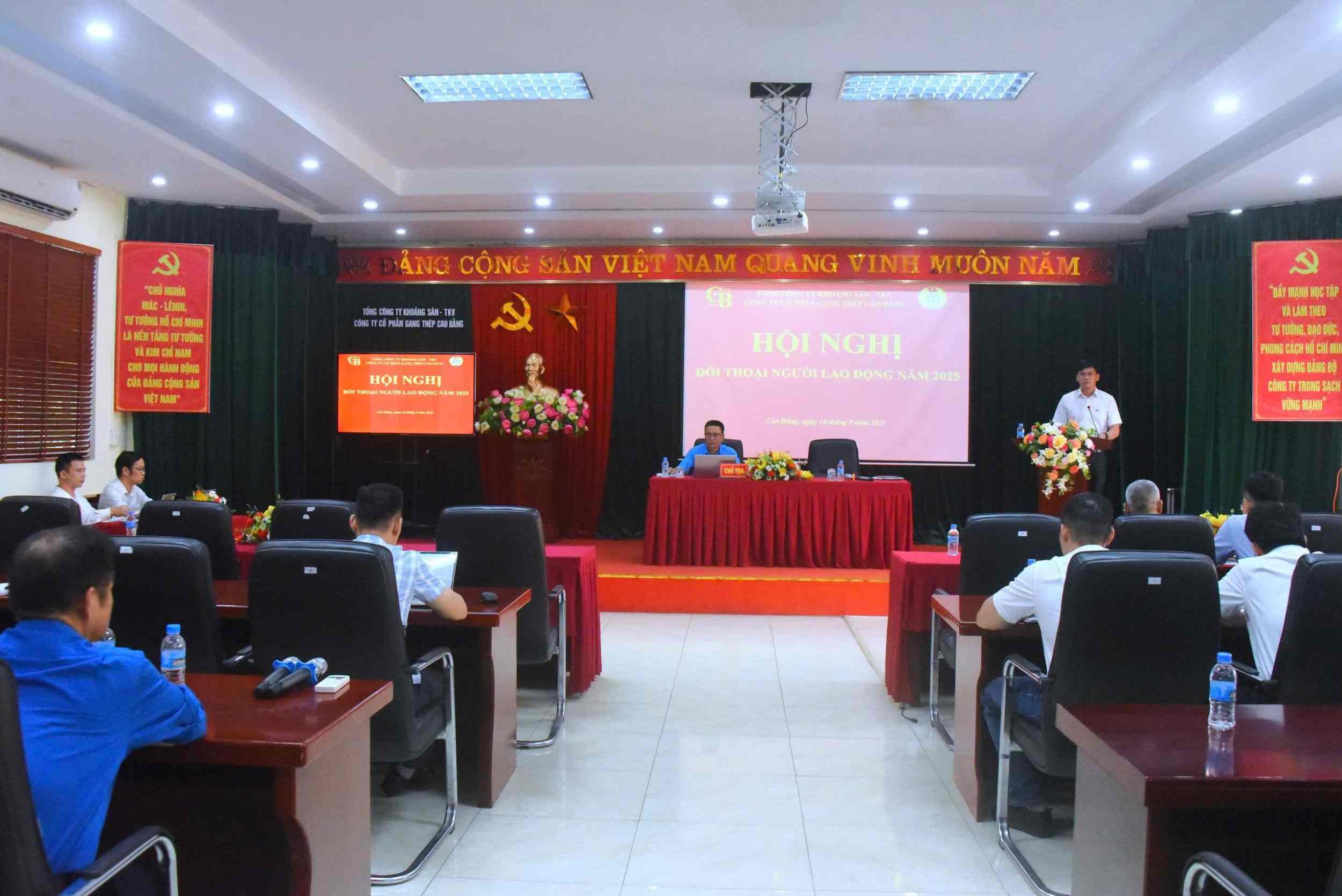 The grassroots trade union has a direct dialogue with workers. Photo: Nguyen Thao