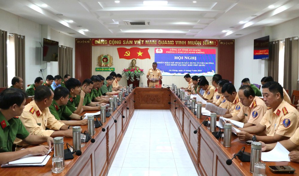 La construccion de una carretera civilizada urbana tambien promueve el desarrollo turistico y socioeconomico de Phu Quoc. Foto: Tien Dung