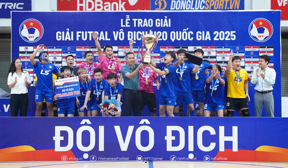 U20 타이손박 U20 타이손남 호치민시를 제치고 2025년 U20 전국 풋살 선수권 대회 우승. 사진: VFF
