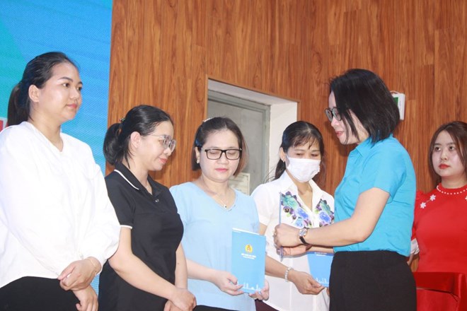 Hai Chau Ward Trade Union also received 40 support gifts from the City Labor Federation to hand to workers in Da Nang. Photo: Tran Thi