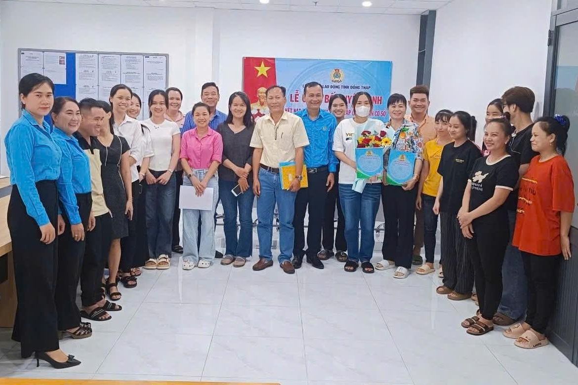 LDLD tinh, Cong ty TNHH San xuat Market Fit Viet Nam chup anh luu niem voi Ban Chap hanh CDCS lam thoi va doan vien CDCS Cong ty TNHH San xuat Market Fit Viet Nam. Anh: Luu Hung