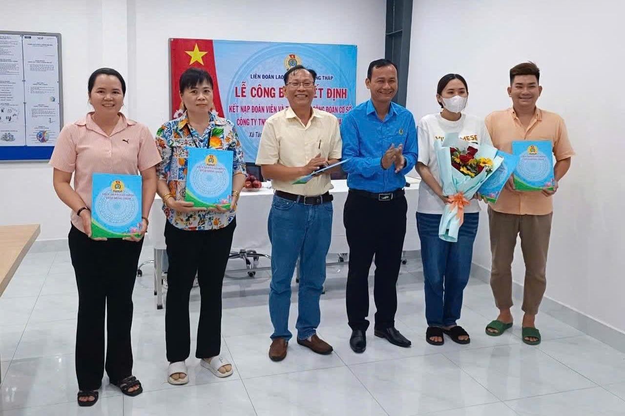 Ong Hoang Khac Tinh - Pho Chu tich Thuong truc LDLD tinh trao Quyet dinh cho Ban Chap hanh lam thoi CDCS Cong ty TNHH San xuat Market Fit Viet Nam. Anh: Luu Hung