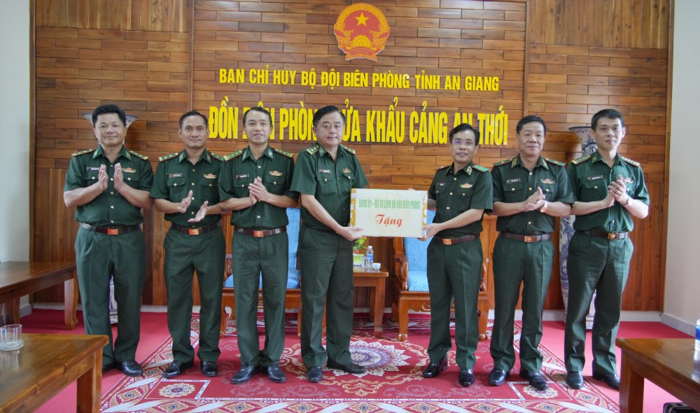 Major General Vu Quoc An (3rd from right), Deputy Political Commissar of the Border Guard, visited and presented gifts to officers and soldiers of the An Thoi Port Border Guard Station. Photo: Tien Vinh