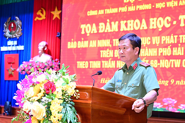 Thieu tuong, TS. Bui Quang Binh, Giam doc CATP Hai Phong phat bieu be mac toa dam. Anh: Cong an Hai Phong