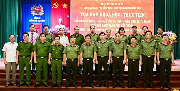 Giam doc Hoc vien An ninh nhan dan, lanh dao Cong an TP Hai Phong voi cac dai bieu tham du toa dam. Anh: Cong an Hai Phong  
