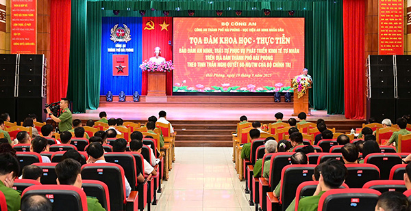 Mesa Redonda 'Garantizar la seguridad y el orden para servir al desarrollo economico privado en la ciudad de Hai Phong' celebrada en la tarde del 19 de septiembre Foto: Policia de Hai Phong
