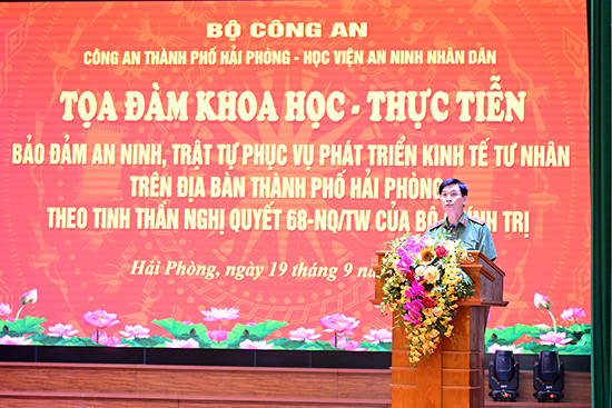 Thieu tuong, PGS.TS Trinh Ngoc Quyen, Giam doc Hoc vien An ninh nhan dan phat bieu khai mac toa dam. Anh: Cong an Hai Phong