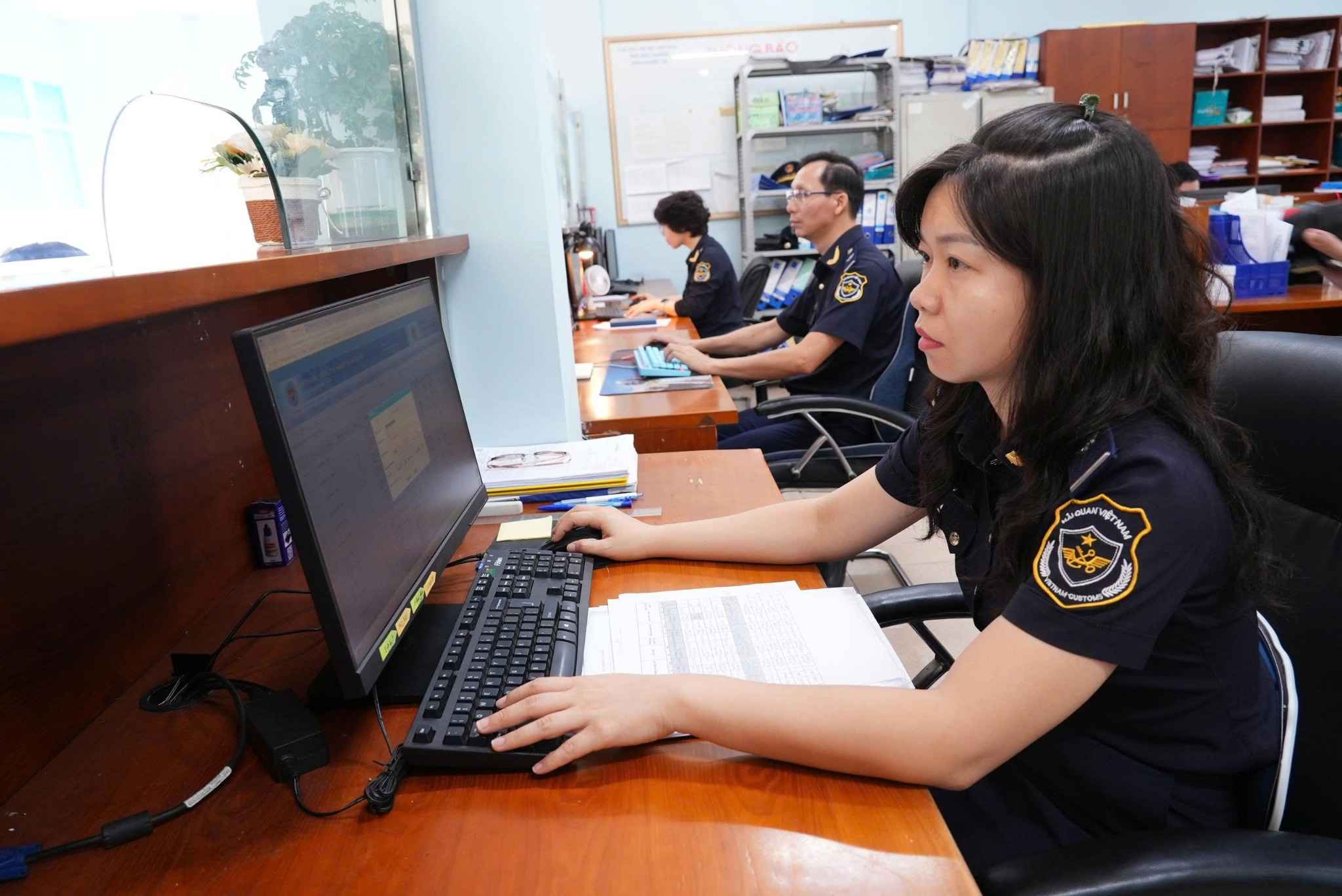 Actuellement les agents du Departement des douanes reçoivent et traitent les problemes des entreprises via le systeme de soutien la ligne d'assistance telephonique et l'e-mail. Photo : Departement des douanes