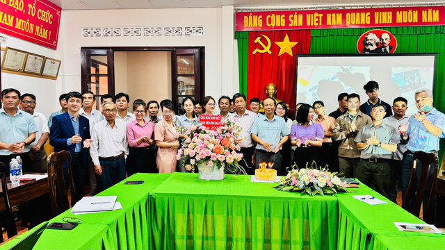 Lanh dao Lien doan Lao dong tinh Lam Dong tham du sinh nhat cua nguoi lao dong Cong ty TNHH Lam nghiep Don Duong. Anh: Lam Duc