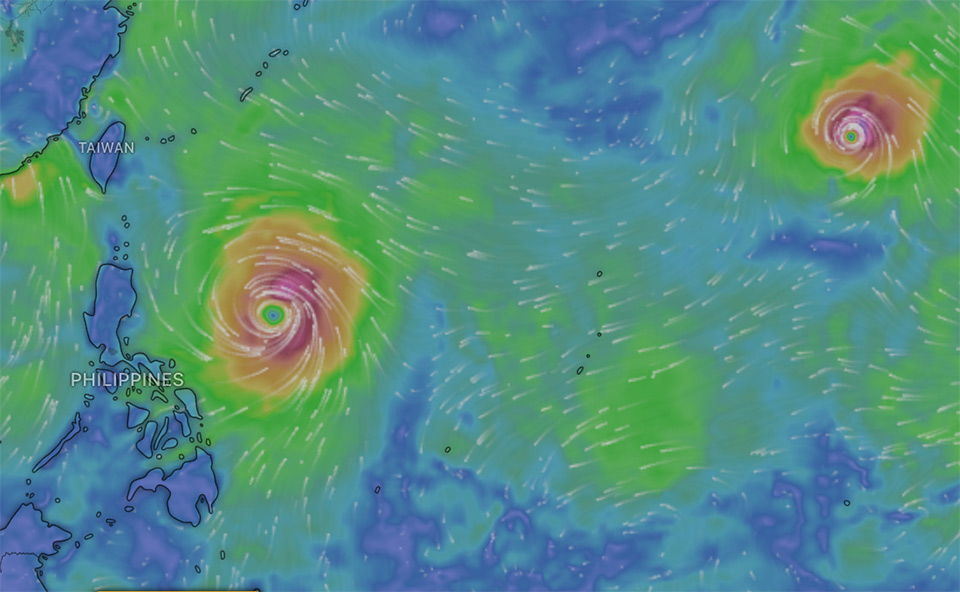 The eyes of Ragasa (left) and Neoguri have clearly formed in the Pacific Ocean. Photo: Windy