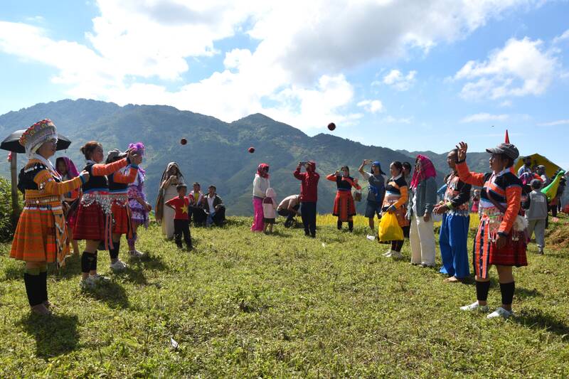 Tro choi nem pao tai Le hoi. Anh: Truong Son