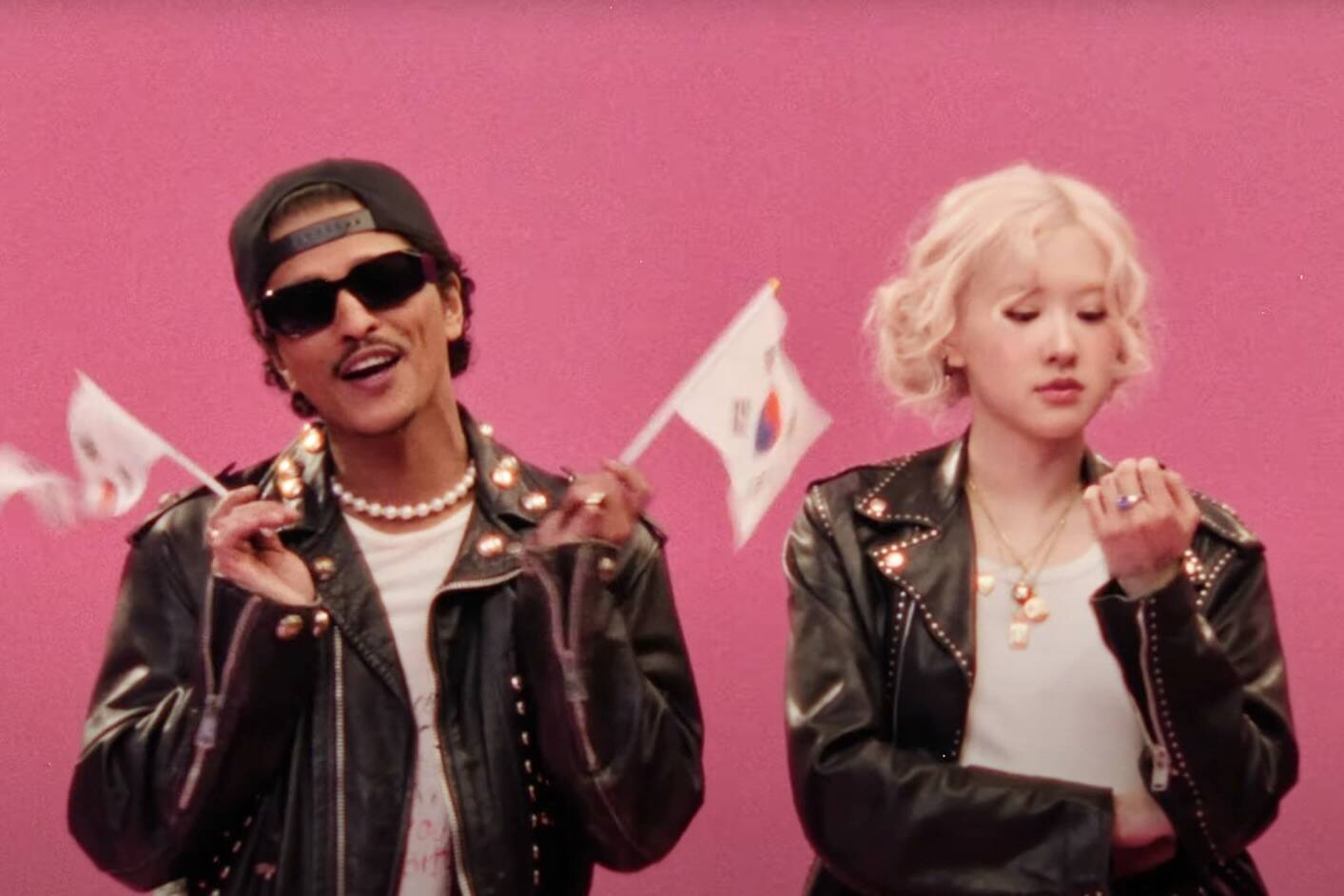 Man ket hop lich su cua Rose va Bruno Mars trong “APT.“. Anh: cat tu MV