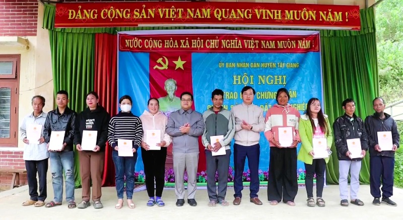 Viec cap so do dat rung giup nhieu ho dan Co Tu o mien nui Tay Giang, Da Nang yen tam dau tu rung go lon, dam bao sinh ke ben vung va giu rung. Anh: Truong An