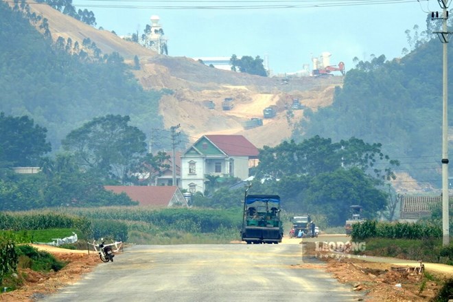 Bạt núi thi công đường liên vùng nối khu công nghiệp ở Phú Thọ