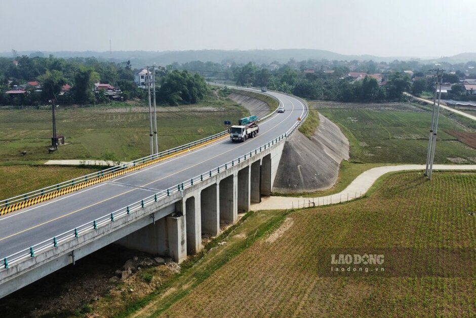Tuyen chinh duong lien vung da co hon 53km duoc dua vao su dung. Anh: To Cong.
