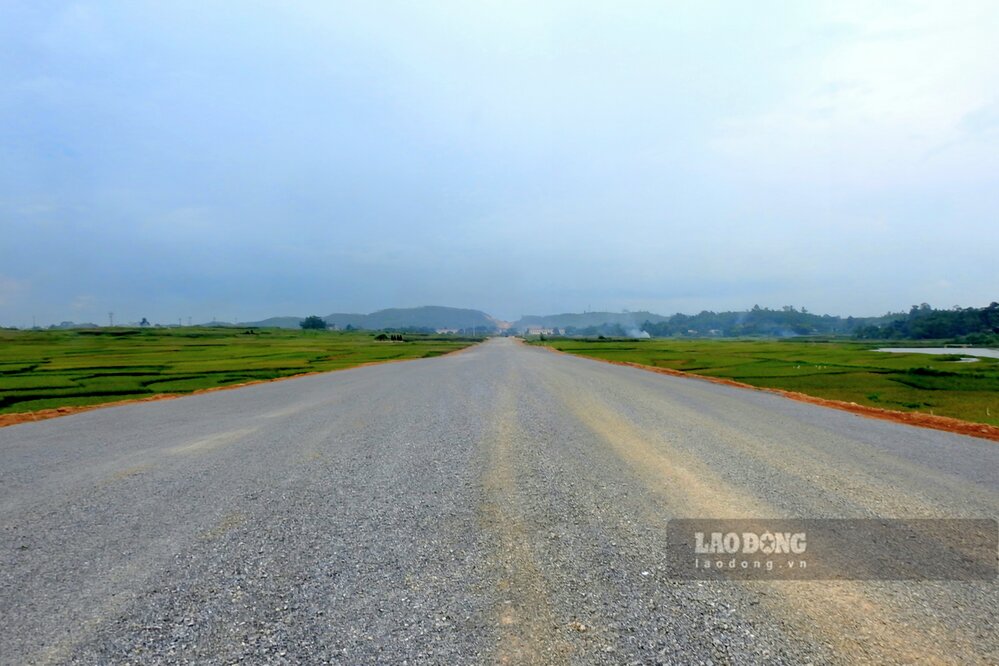 Tuyen duong thang tap noi tu duong lien vung toi khu cong nghiep Cam Khe. Anh: To Cong.