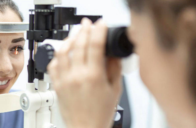 How does yellow spot degenerative disease affect vision? Photo: Thuy Duong