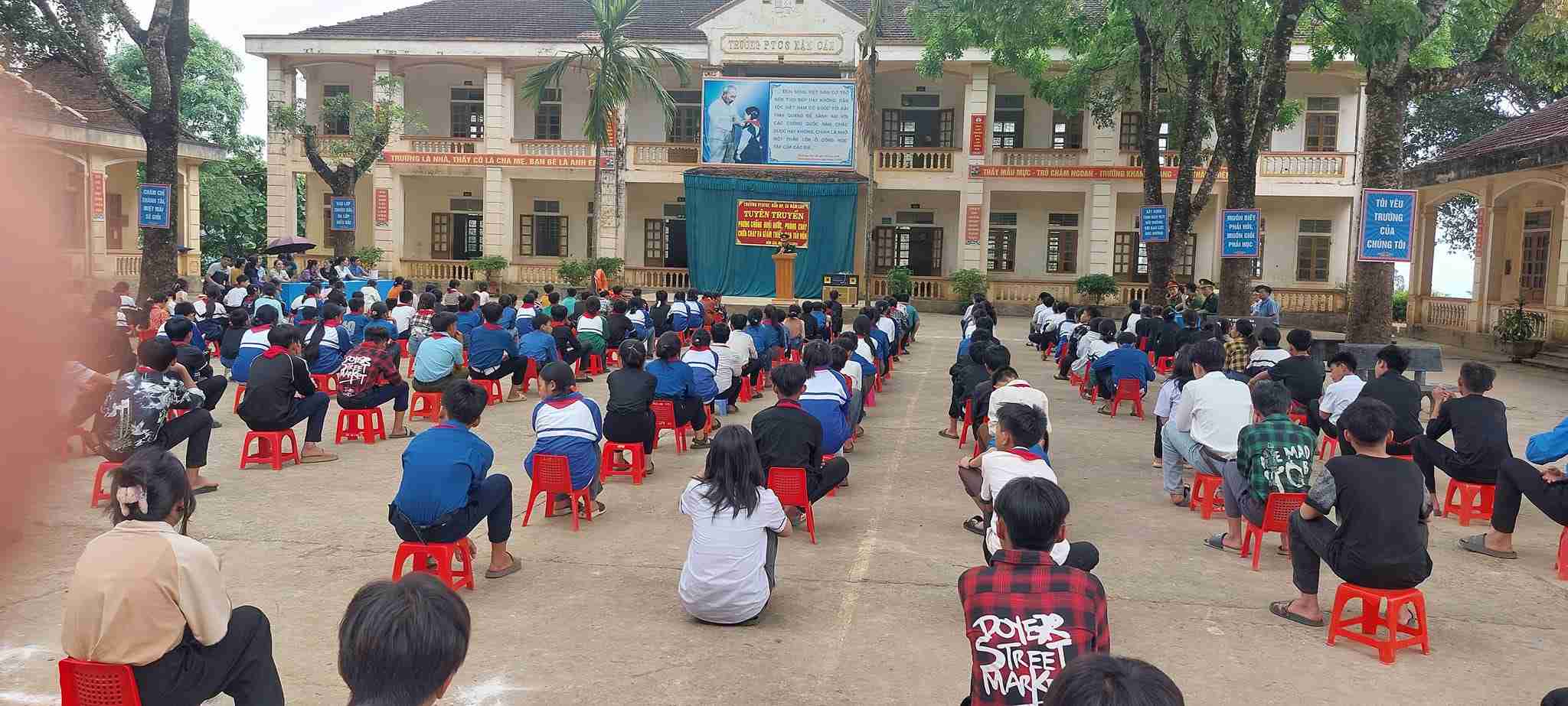 Dang cong tac tai Truong Pho thong dan toc ban tru TH va THCS Nam Can (Nghe An), co T.T.H van phai di biet phai den truong cach nha 35km du da bi benh ung thu 2 nam. Anh: Ngoc Anh