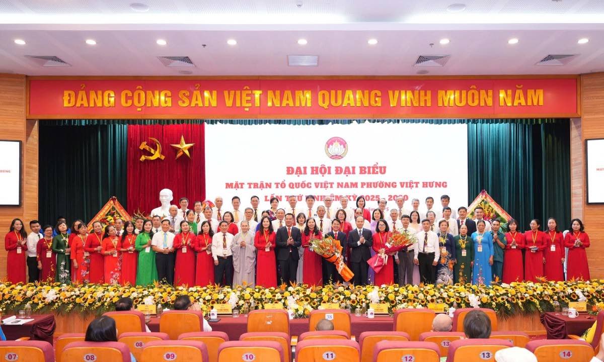 Los lideres del Comite del Frente de la Patria de Vietnam de la Ciudad y el barrio de Viet Hung entregan flores para felicitar a los miembros del Comite del Frente de la Patria de Vietnam del barrio de Viet Hung por el lanzamiento del Congreso. Foto: Bao Duy