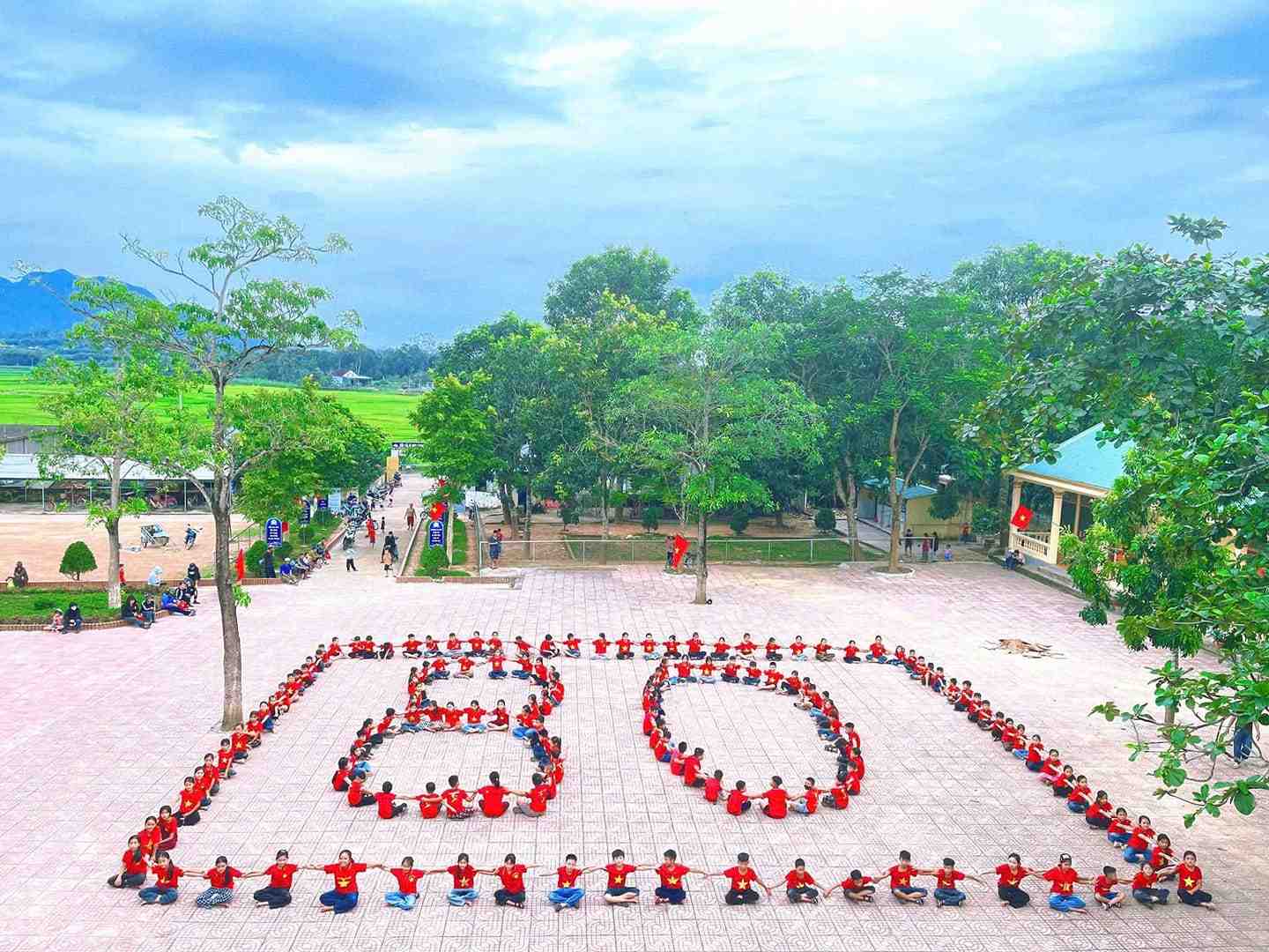 Estudiantes de la escuela primaria Nghia Phuc (comuna de Tan An provincia de Nghe An) con trajes rojos y estrellas doradas actuando juntos para dar la bienvenida a la celebracion del 80 aniversario del Dia Nacional. Foto: Ngoc Anh