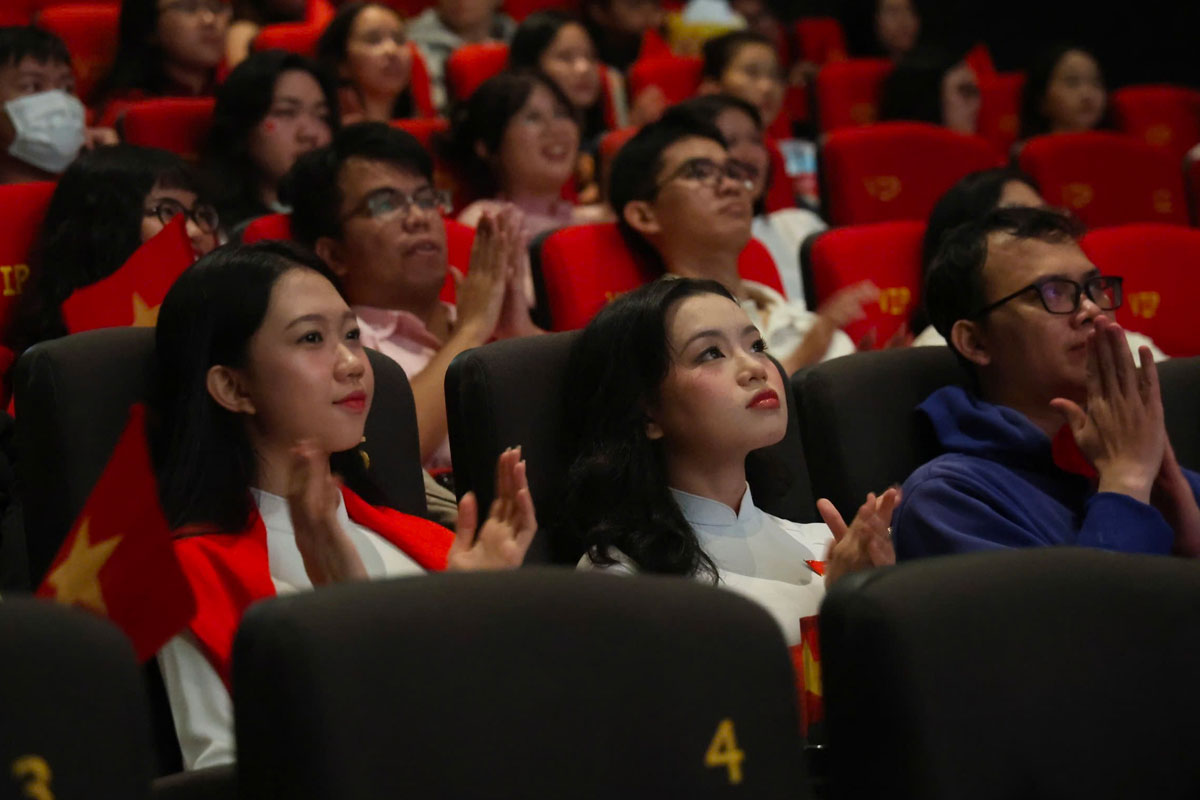 Traveling more than 200km to Ho Chi Minh City, watching the parade on September 2 on the big screen