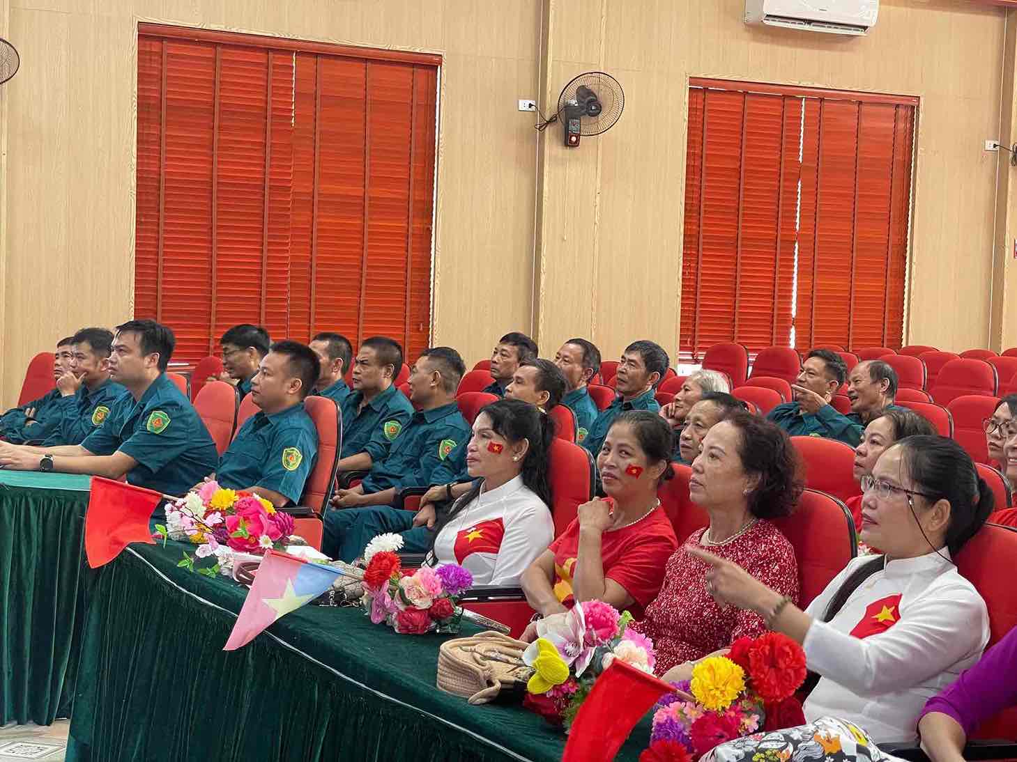 ハイ・デュオン・ウォードの民兵と人々は、国民の日を祝うためにパレードを見ました。写真：マイフオン