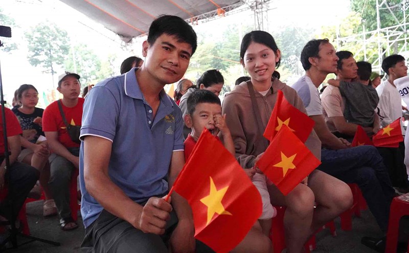 The family of worker Le Van Hieu woke up early in the morning to take their wife and children to watch the parade live on television. Photo: HAC