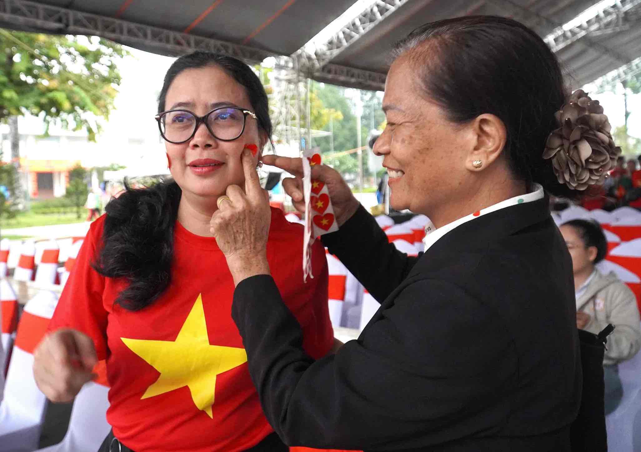 Co Nguyen Thi Bay (68 tuoi, ngu phuong Bien Hoa) dan co cho ba Le Thi Ngoc Loan - Giam doc So Van hoa, The thao va Du lich tinh Dong Nai. Anh: HAC