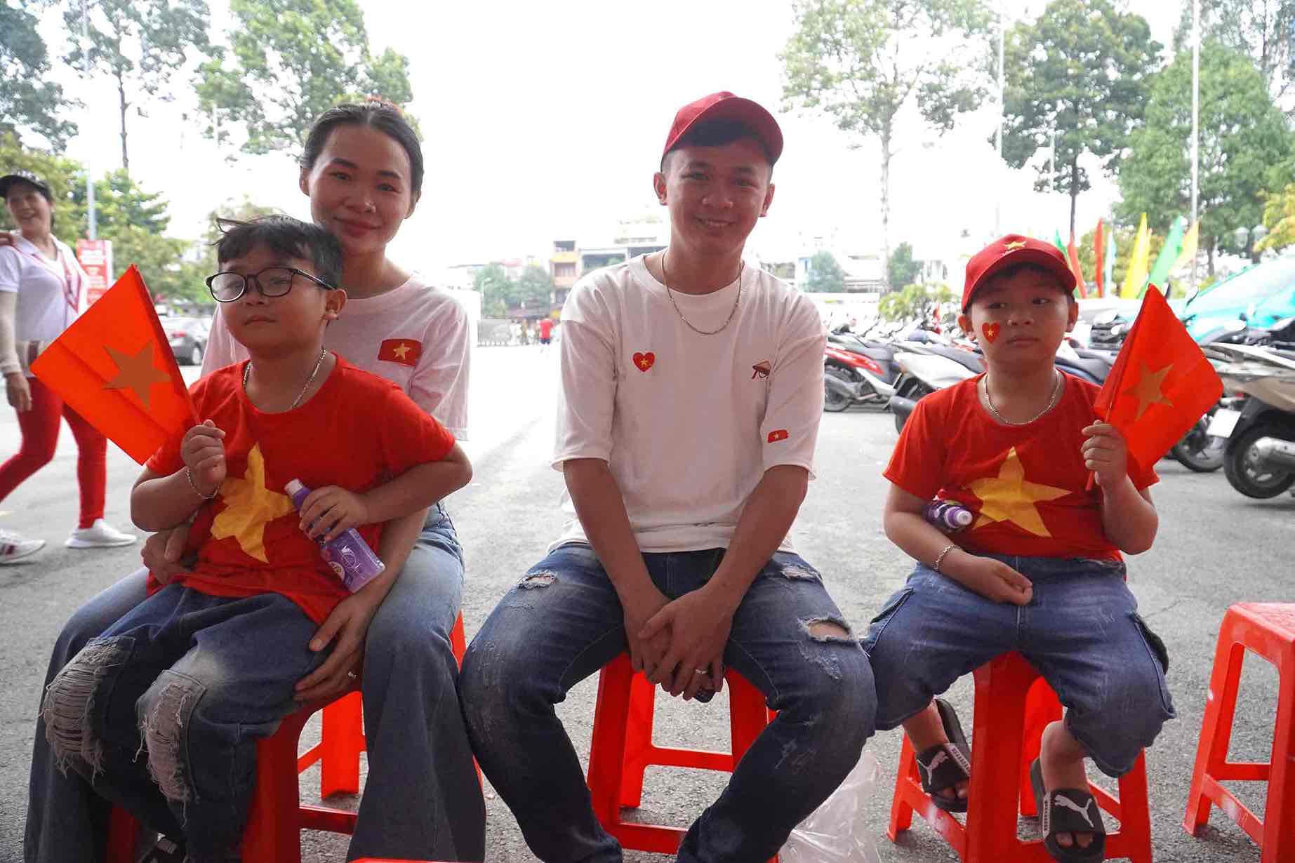 Chi Truong thi Ngoc Huyen – Cong nhan Cong ty TNHH Seorim xem chuong trinh dieu binh, dieu hanh truc tiep. Anh: HAC