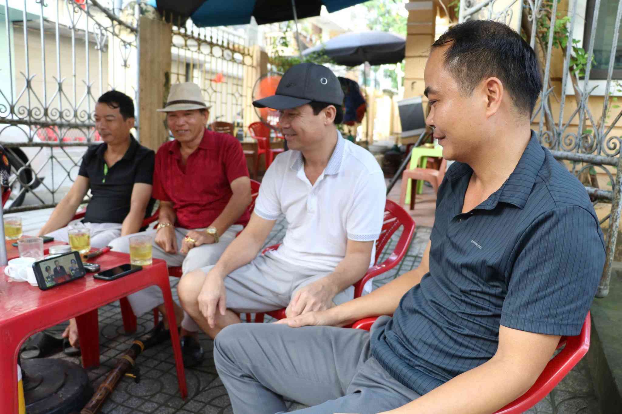 Nguoi dan theo doi le dieu binh, dieu hanh qua man hinh dien thoai smartphone. Anh: Dieu Anh