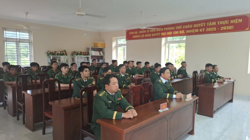 Can bo, chien si Don Bien phong Tho Chau xem le dieu binh. Anh: Bien phong