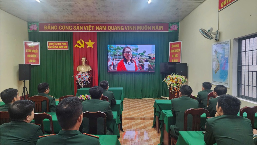 Can bo, chien Ban Chi huy Bien phong Cua khau Cang Duong Dong (Phu Quoc) xem le dieu binh. Anh: Bien phong