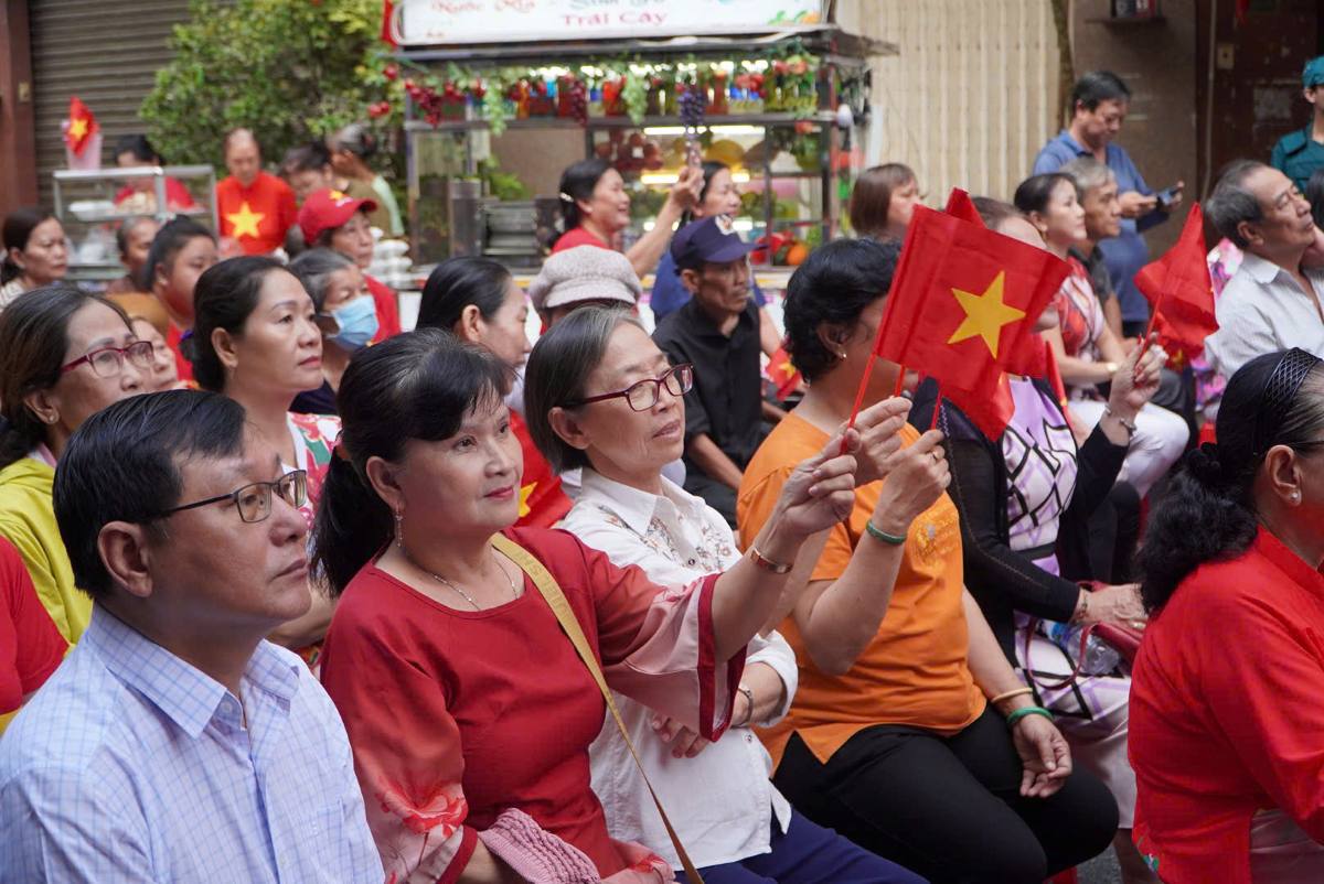 Les habitants de Ho Chi Minh-Ville se sont leves a partir de 5 heures pour regarder le defile militaire A80 avec tout le pays