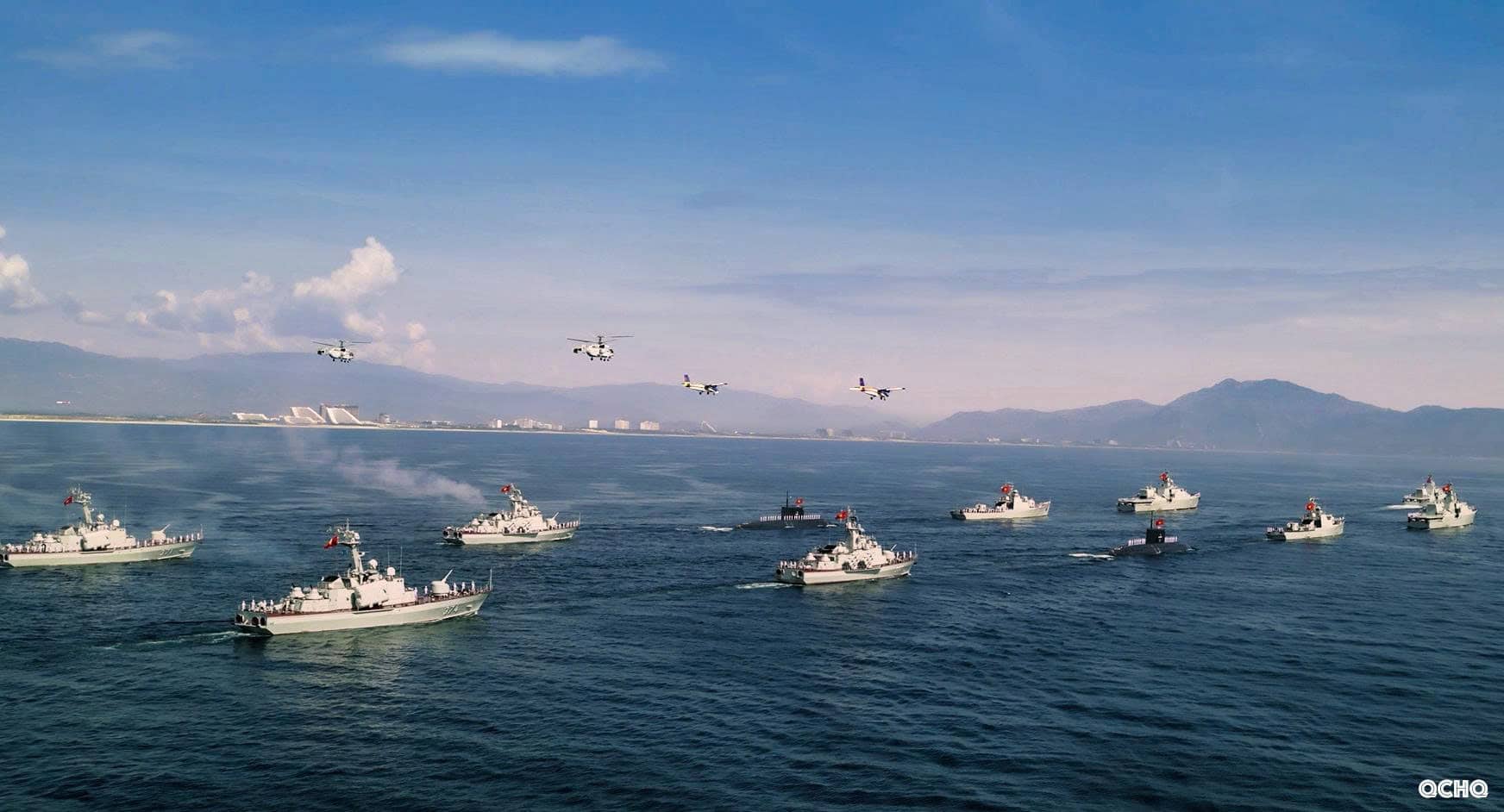 Des equipements de la marine defilent en mer a Khanh Hoa. Photo : La marine