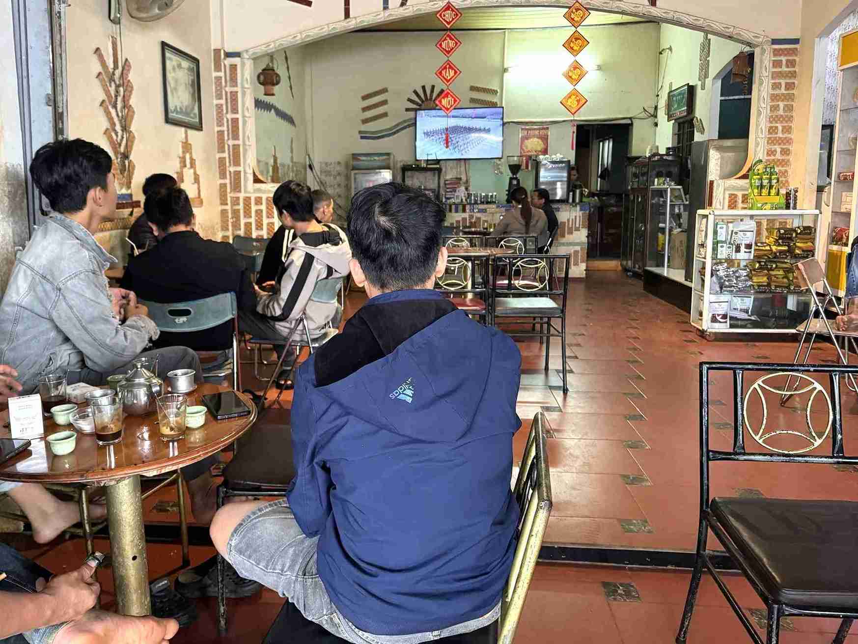 Nguoi dan vung sau Dak Lak theo doi truc tiep le dieu binh, dieu hanh qua song truyen hinh. Anh: Bao Trung