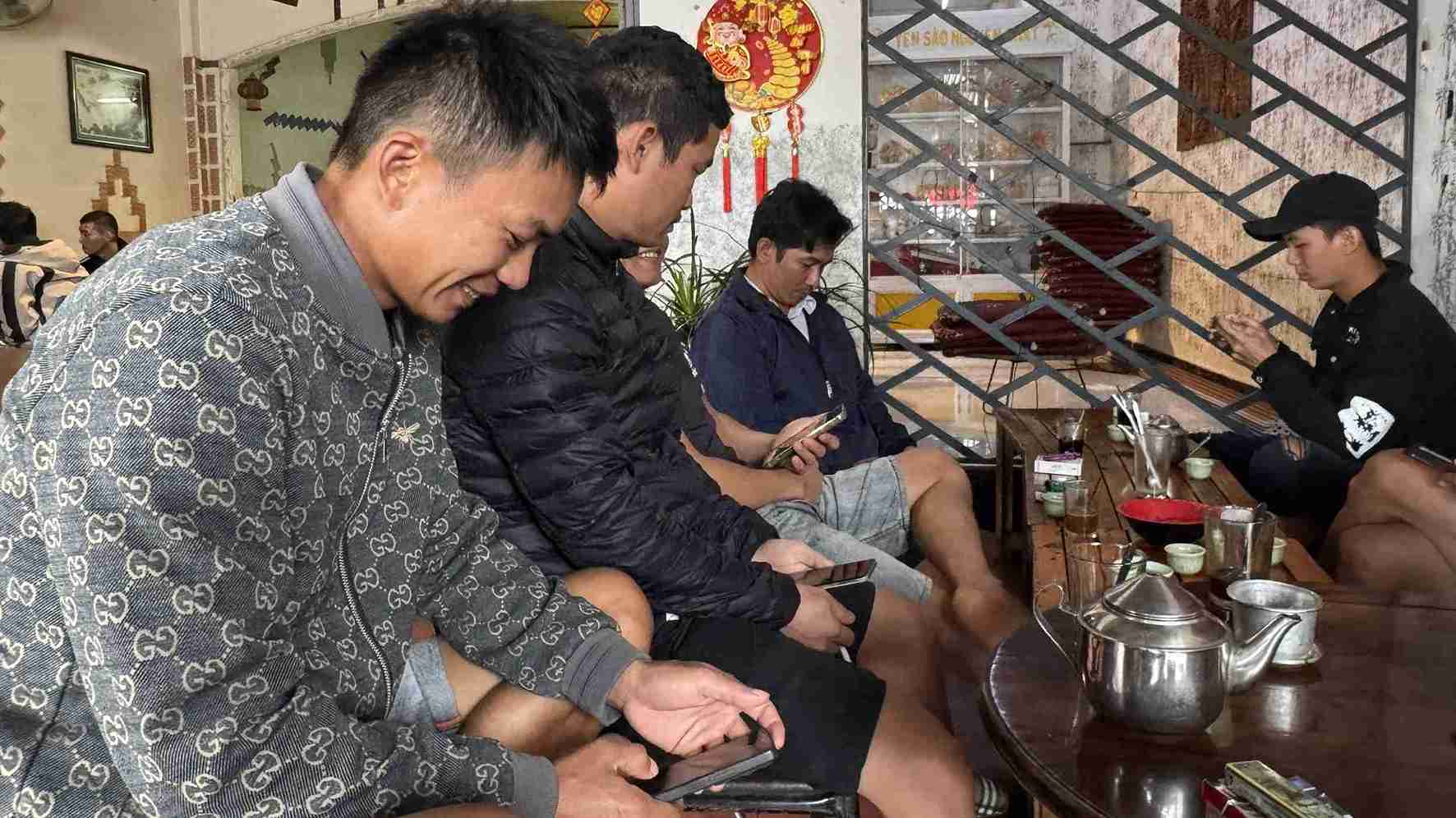 Mot so ba con theo doi buoi le ngay tren dien thoai. Anh: Bao Trung