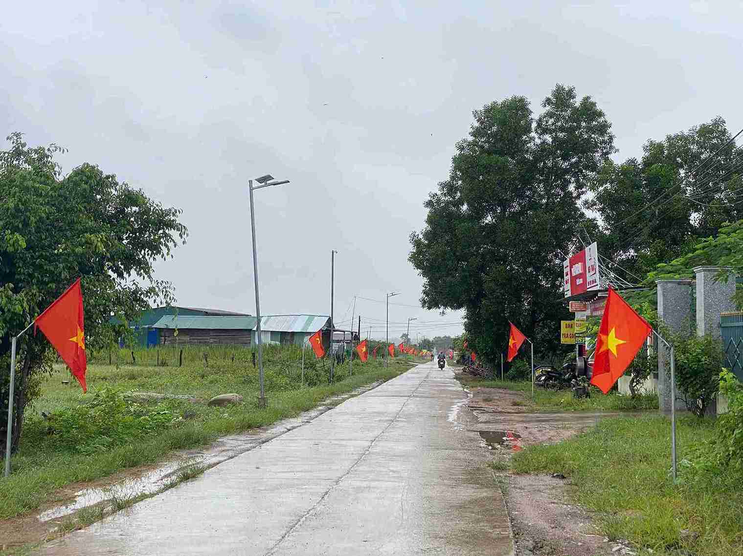 Mot so truc duong lien thon o xa vung bien gioi tinh Dak Lak treo co, trang tri trong dip Quoc khanh 2.9. Anh: Bao Trung