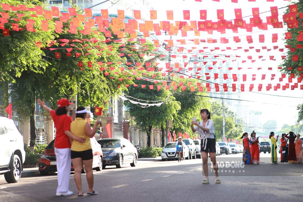 Dong dao nguoi dan xuong pho chup anh. Anh: Hoai Phuong