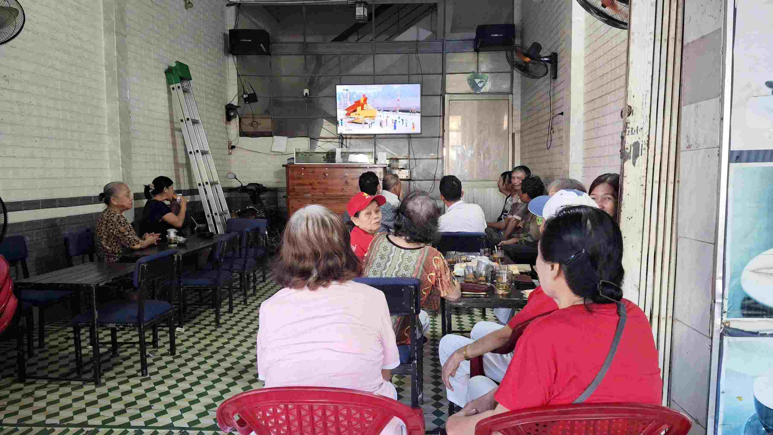 Nguoi dan don xem Le dieu binh ky niem 80 nam Quoc khanh qua man hinh tivi. Anh: Vien Nguyen