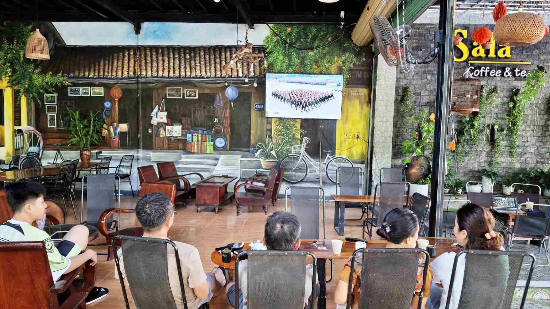 Nguoi dan cham chu don xem Le dieu binh ky niem 80 nam Quoc khanh qua man hinh. Anh: Vien Nguyen