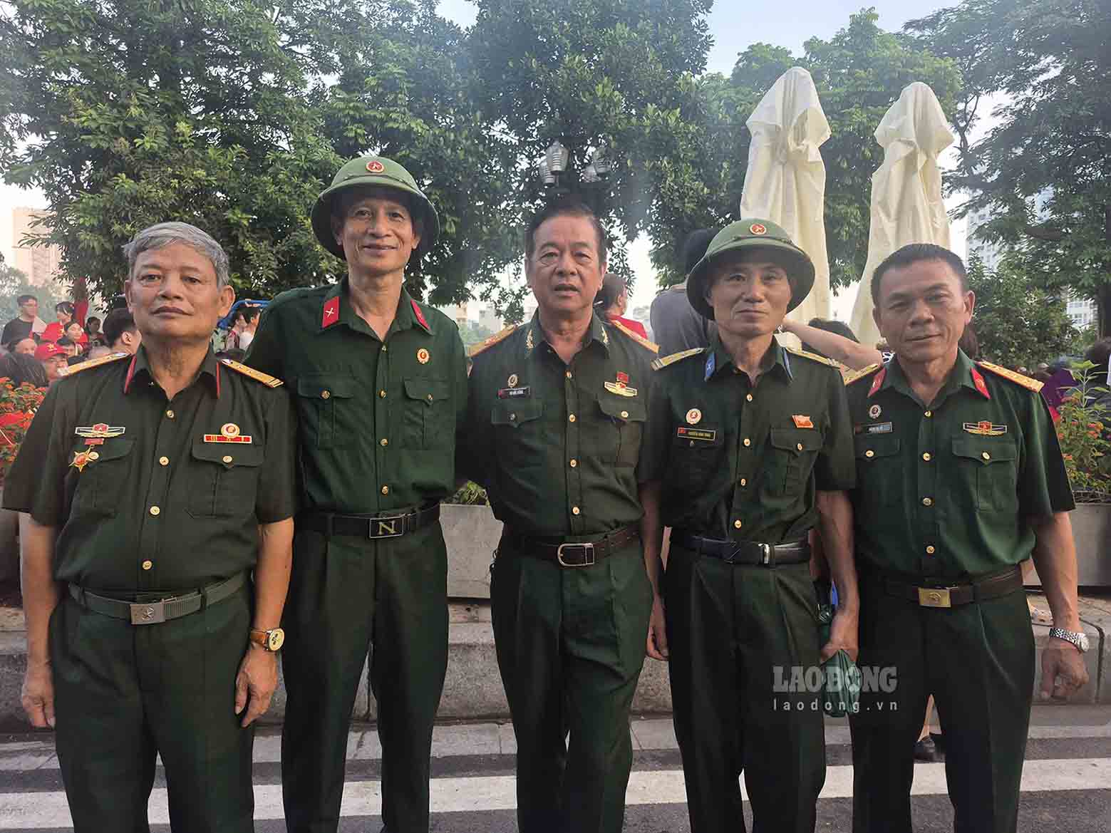 Dong Da Wardの退役軍人は、Lake Xa Dan Lake（Hanoi City）のライブブリッジでのセキュリティと注文の確保に参加しました。写真：Tran Tuan