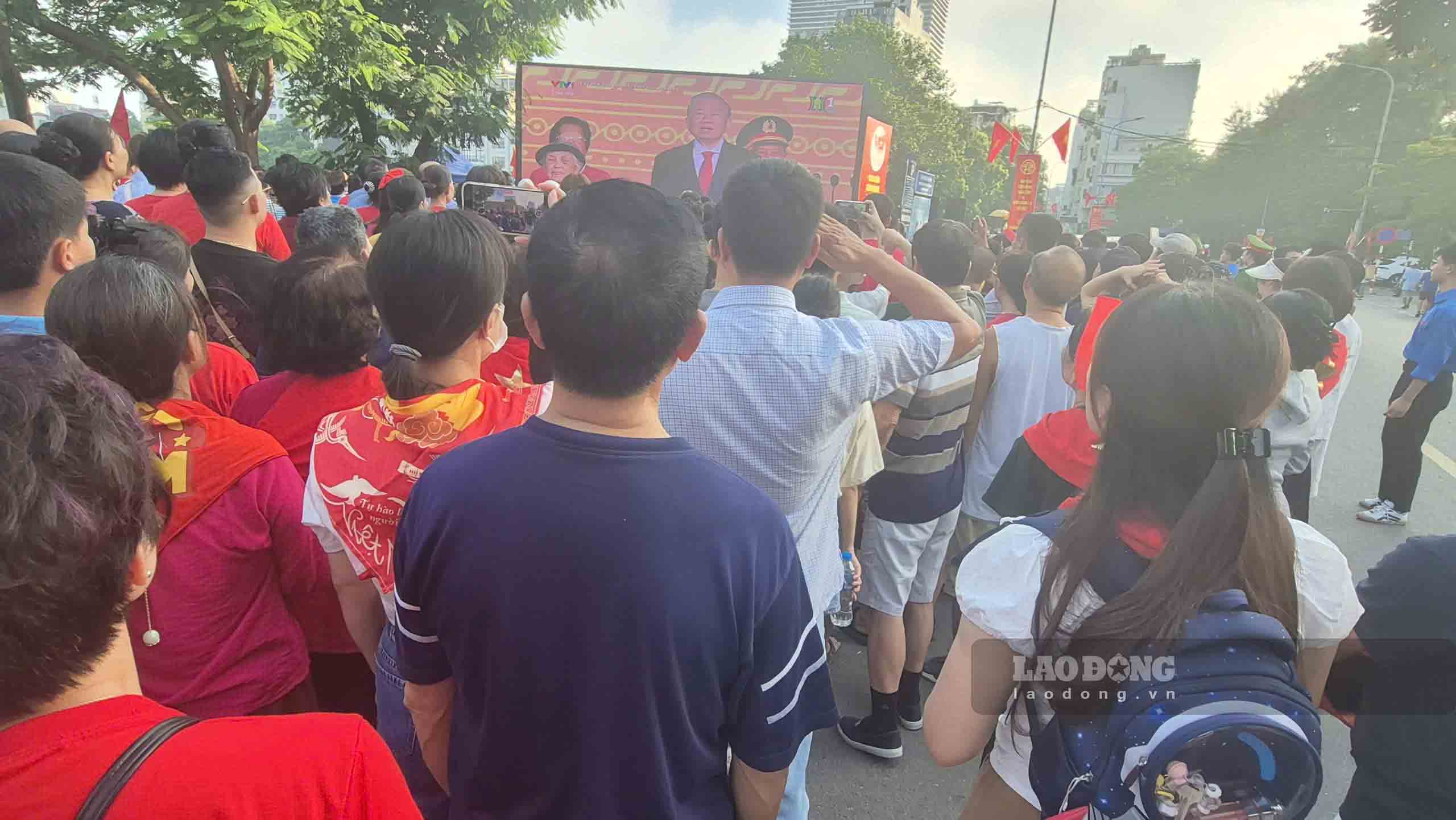 Dong dao nguoi dan theo doi cau truyen hinh truc tiep tai khu vuc pho Ho Dac Di. Anh: Tran Tuan