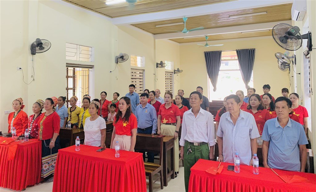 Can bo va nhan dan xa Yen Na lam le chao co. Anh: Ngoc Anh