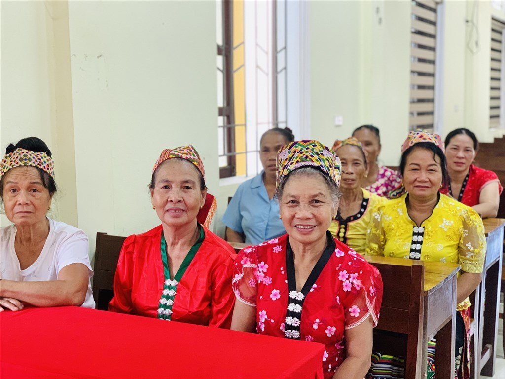 Niem vui cua nhan dan xa Yen Na khi theo doi dieu binh 80 nam Quoc khanh. Anh: Ngoc Anh