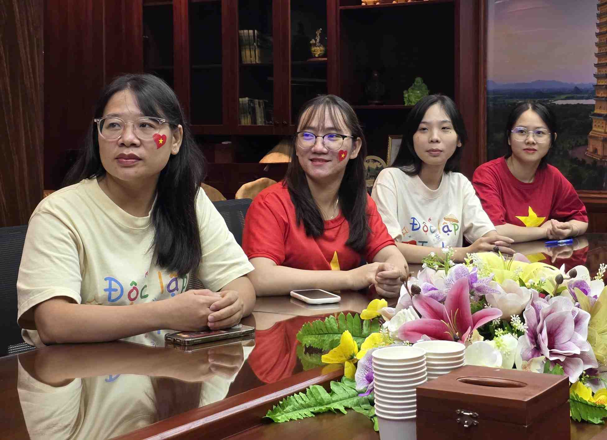 Du khach hao hung theo doi le dieu binh, dieu hanh tai chua Bai Dinh. Anh: Dieu Anh