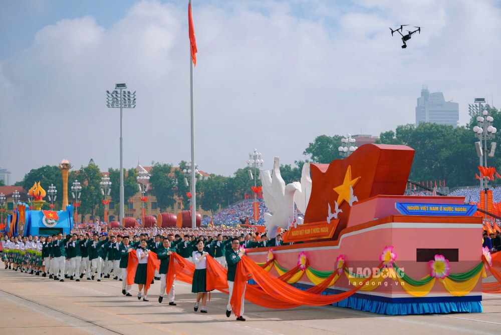 Khoi dong bao Viet Nam o nuoc ngoai dai dien cho hon 6 trieu nguoi Viet Nam dang sinh song, hoc tap, lao dong tai 130 quoc gia va vung lanh tho. Trong suot chieu dai lich su, cong dong nguoi Viet Nam o nuoc ngoai luon gan ket, phat huy truyen thong yeu nuoc, huong ve que huong, la nguon luc quan trong dong gop cho su nghiep xay dung va bao ve To quoc.