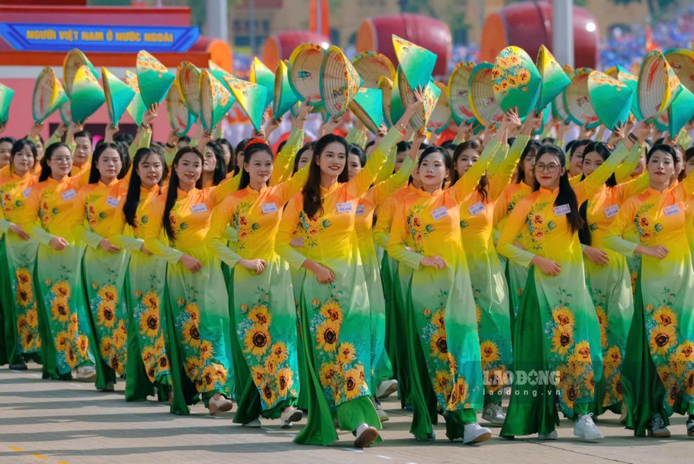 Voi truyen thong “anh hung, bat khuat, trung hau, dam dang”, phu nu Viet Nam da dong gop to lon trong su nghiep dau tranh gianh doc lap dan toc va thong nhat dat nuoc. Trong cong cuoc doi moi, xay dung va phat trien dat nuoc, phu nu Viet Nam tiep tuc doan ket, sang tao, hoi nhap, phat trien, khang dinh vi tri, vai tro cua minh, gop phan xung dang, hien thuc hoa khat vong, xay dung dat nuoc Viet Nam giau manh, phon vinh, van minh, hanh phuc.
