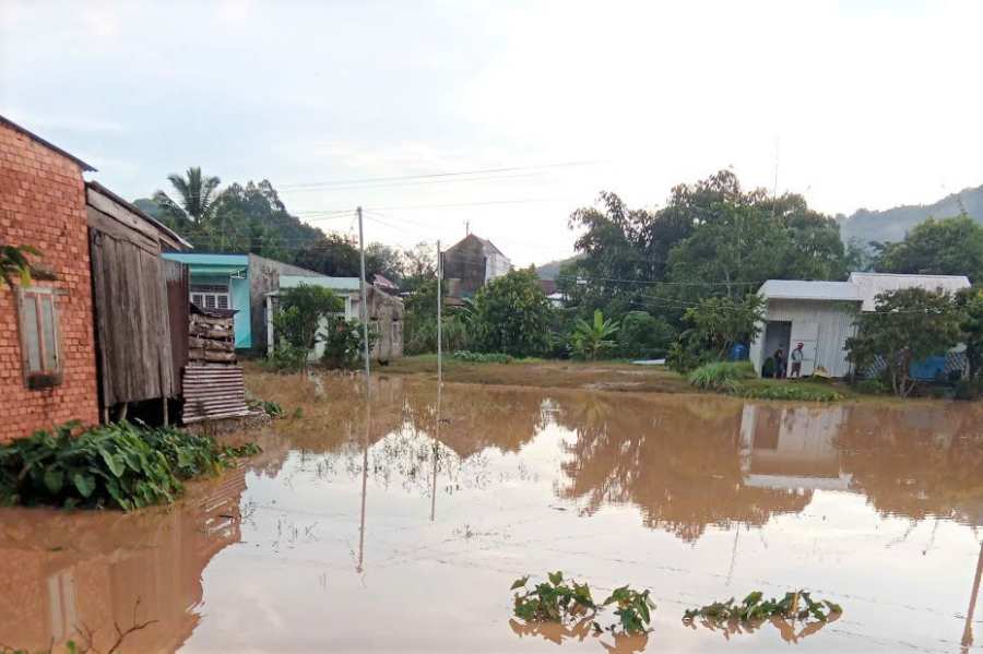 Mua lon gay ngap ung nhieu noi tren dia ban 2 xa Da Huoai va Da Teh 2 (Lam Dong). Anh: Lam Hong