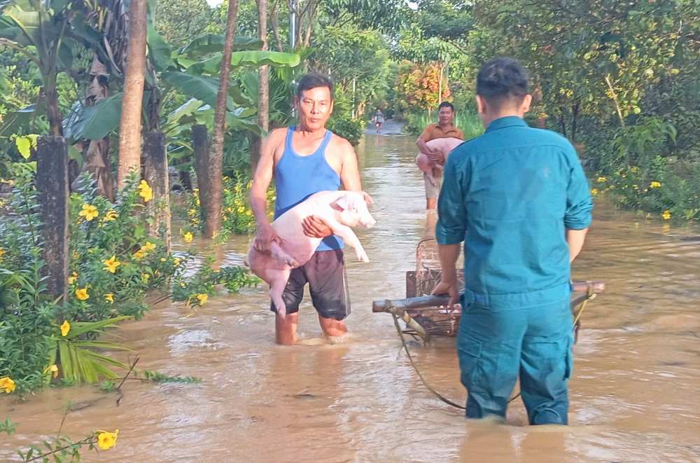 Luc luong chuc nang nhanh chong co mat, ho tro nguoi dan khac phuc hau qua mua ngap. Anh: Lam Hong